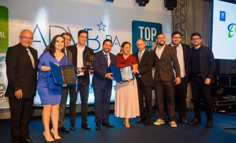 Equipe Arthur Leão recebendo o prêmio Top Marketing 2018 no palco